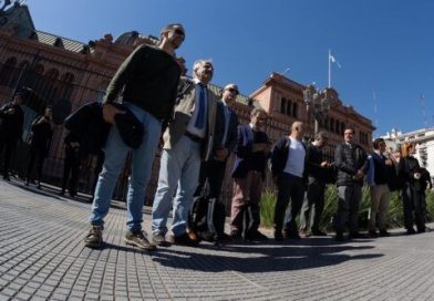 Periodistas siguen afuera