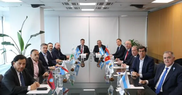 Gran presencia de gobernadores al jurar Santilli