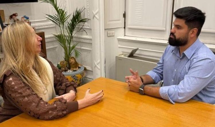Karina recibió al Secretario de Comunicación