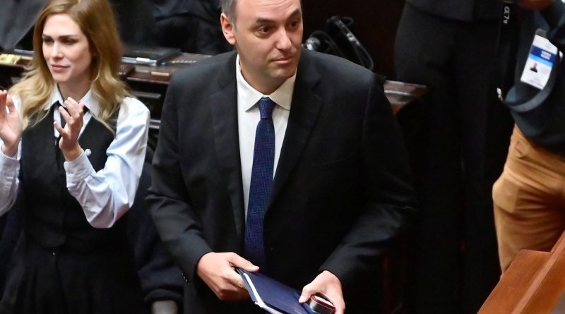 Villarruel le exige a Adorni que vaya este mes al Senado
