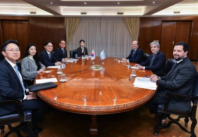Caputo con funcionario de Corea