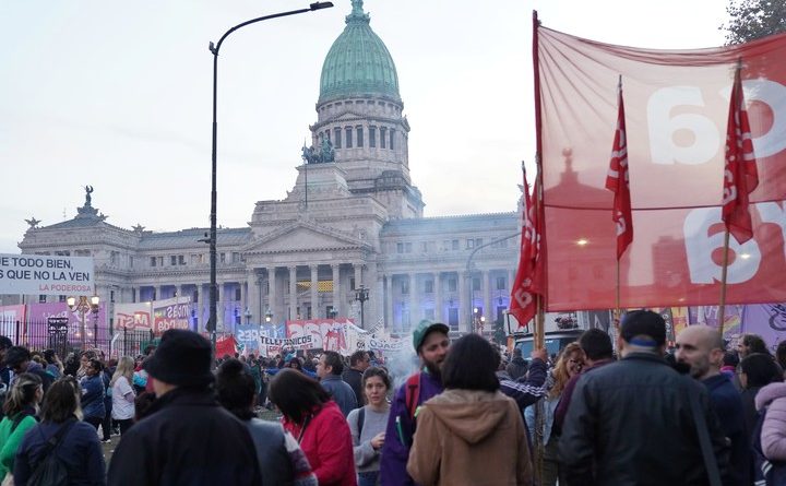 Centrales obreras marchan mañana al Congreso
