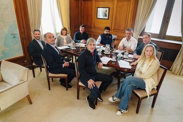 Se reúne la mesa política