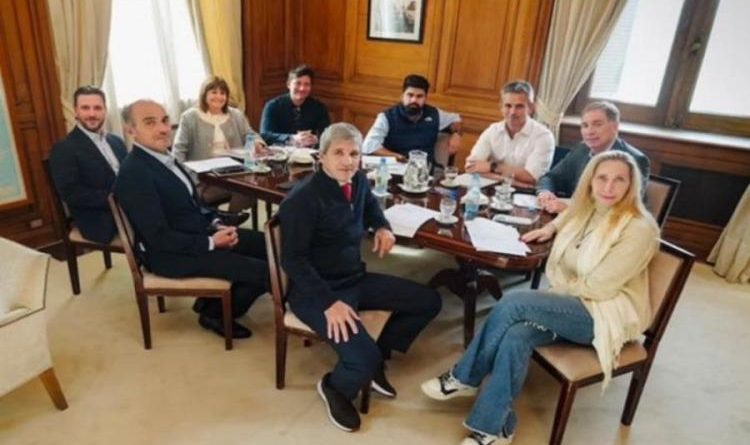Karina encabeza nueva reunión de la mesa política